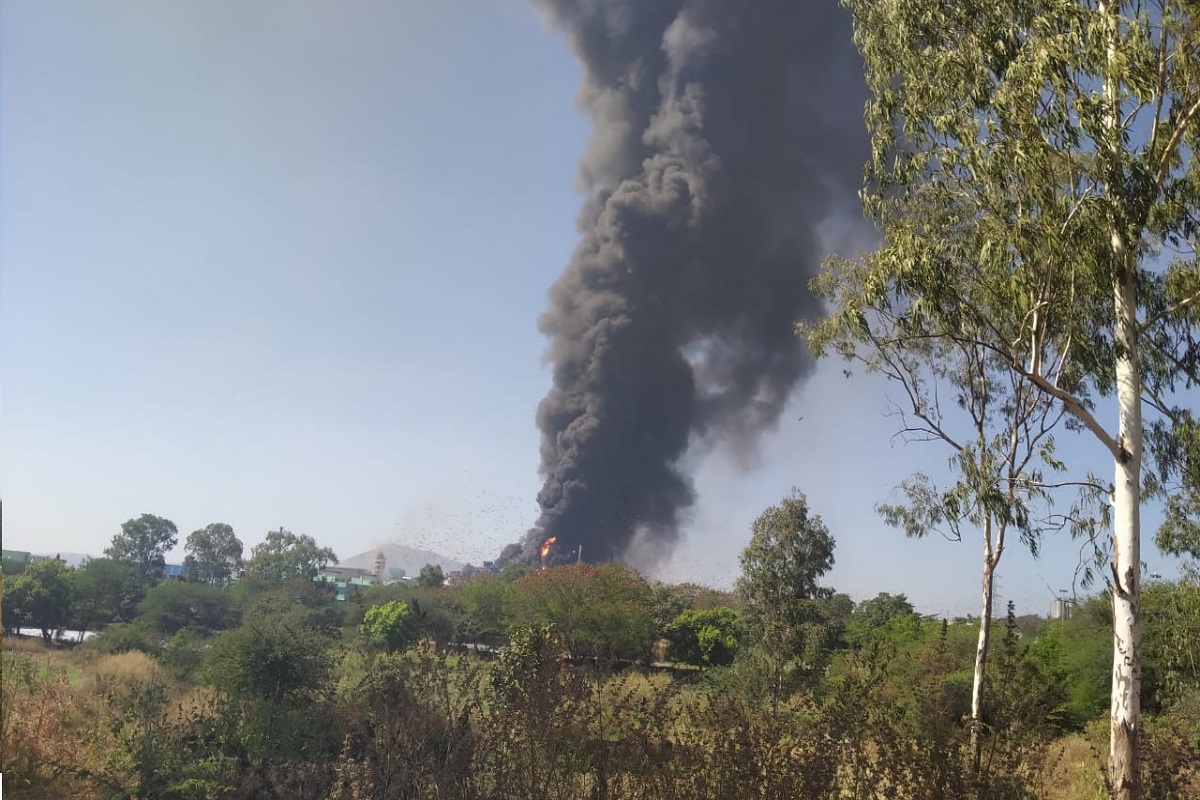 कंपनीत 25 ते 30 कर्मचारी असल्याची प्राथमिक माहिती समोर आली आहे. 3 गंभीर जखमी कामगारांना, रेस्क्यू टीमनं बाहेर काढलं आहे