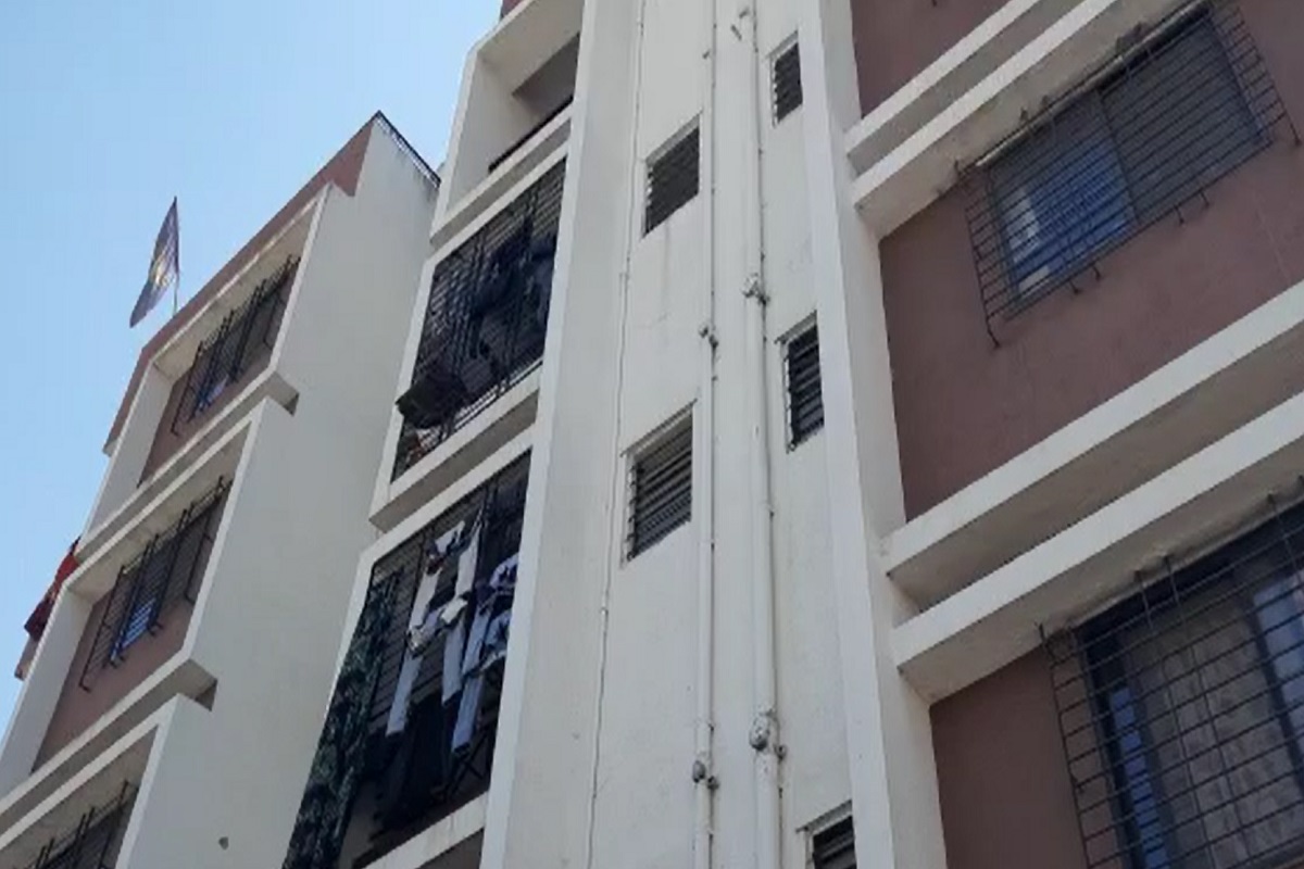 बाप आणि मुलीच्या नात्याला काळिमा फसणारी घटना नाशिकमध्ये घडली आहे.