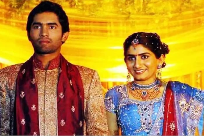 2007 मध्ये 21 वर्षीय दिनेश कार्तिकने त्याची बालपणीची मैत्रीण निकिता वंजारा हिच्याशी लग्न केले. निकिताचे वडील आणि दिनेशचे वडीलही चांगले मित्र होते. अशा परिस्थितीत निकिता आणि दिनेश एकमेकांना लहानपणापासून ओळखत होते आणि एकत्र वाढले होते. निकिता आणि दिनेश लग्नाच्या वयात येताच दोघांच्याही घरच्यांनी लग्नासाठी होकार दिला आणि दिनेश आणि निकिता यांचं मुंबईत लग्न झालं. 
