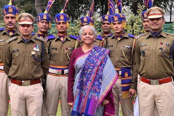  पुढील काही तासात  सुरुवात होणार आहे. अर्थमंत्री निर्मला सीतारमण दरवर्षी प्रमाणे बजेट सादर करणार आहे. सगळ्या देशाचं लक्ष या अर्थसंकल्पाकडे आहे . पण यासोबतच निर्मला सीतारमण यांच्या साडीवर देखील लोकांचं लक्ष असणार आहे.