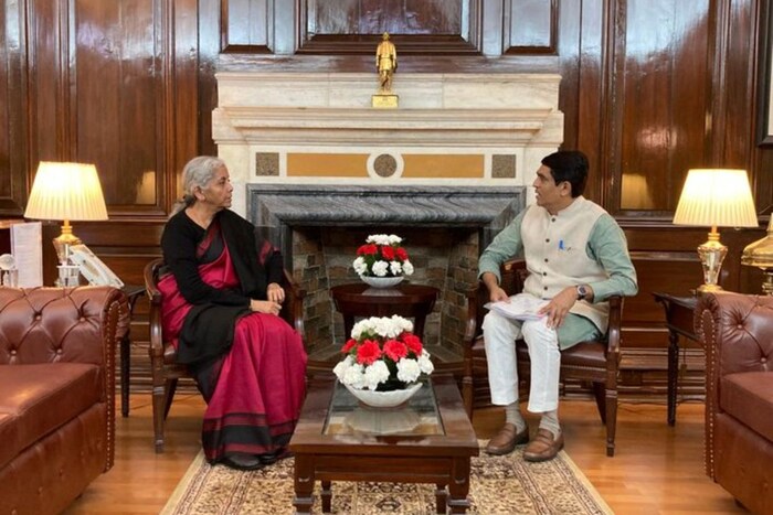  दरवर्षी बजेट सादर करताना जी साडी नेसतात. ती साडी नेहमीच चर्चेचा विषय ठरली आहे. त्यामुळे या वर्षी त्या कोणती साडी घालणार हा प्रश्न सोशल मीडियावर जोर धरत आहे.