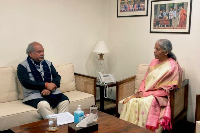 त्या अर्थसंकल्पाला कोणती साडी नेसतील हे तर त्या दिवशी कळेलच. पण त्यांनी यापूर्वी सादर केलेल्या बजेटमध्ये कोणत्या साड्या नेसल्या होत्या, ज्या नेहमीच चर्चेत राहिल्या, चला एक नजर टाकू.