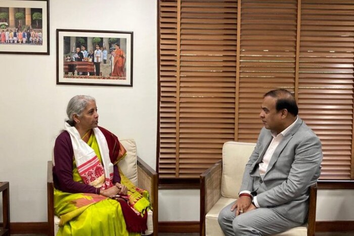 असं म्हणतात की त्यांच्या साडीचा नेहमीच बजेटशी काहीतरी संबंध नक्कीच असतो. सोशल मीडियावर असा प्रश्नच उपस्थीत केला जातो पण यापैकी काय खरं आणि काय खोटं हे तर त्यांनाच ठावूक.