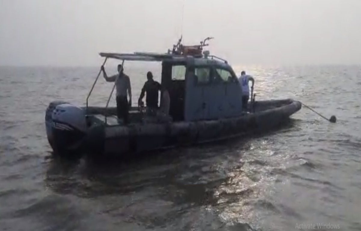 Palghar Police Boat Sink : व्हिडीओ! समुद्रात थरार, पोलिसांची बोट अचानक खडकाला धडकली, स्थानिक देवदुतासारखे आले मदतीला