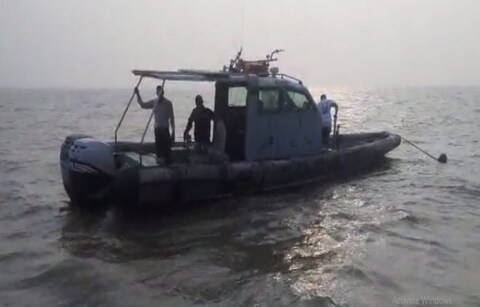 बुडालेल्या बोटीच्या मदतीसाठी स्थानिक मच्छीमारांच्या बोटीच्या मदतीने गस्त घालणारी पोलिसांसह बोट किनाऱ्यावर आणण्यात यश आले आहे.