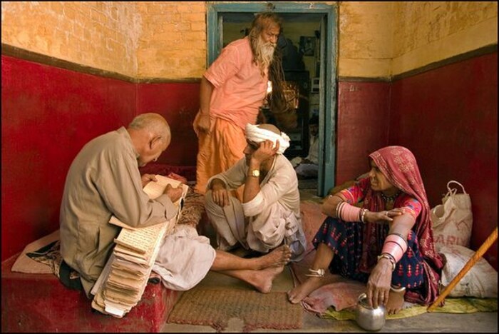 वंशावळी सांगणारे पांडा व्यावसायिकांचा एक गट आहे ज्यांचे काम आपल्या पूर्वजांचा किमान दहा पिढ्यांचा इतिहास शोधणे आहे. 'पांडा' म्हणूनही ओळखले जाते, ते मुख्यतः हरिद्वारमध्ये आढळतात आणि काही हिंदू कुटुंबांच्या वंशावळीच्या नोंदी ठेवतात. 