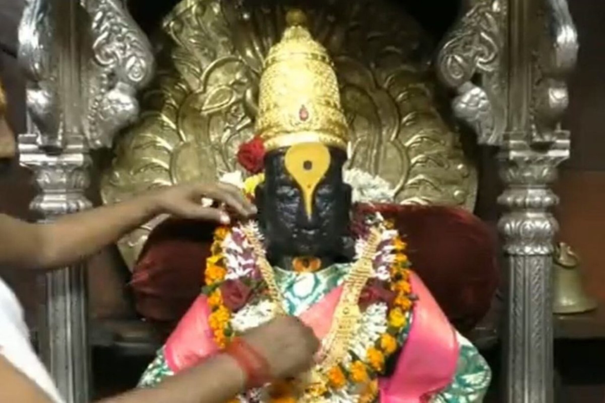 देवालाच फसवलं! व्यवस्थापकही चक्रावले, पंढरपूर मंदिरातला धक्कादायक प्रकार