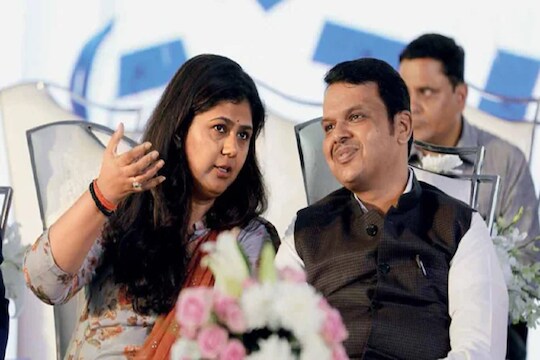 देवेंद्र फडणवीस आणि पंकजा मुंडे हे कार्यकारणी बैठकीला एकाच गाडीतून आल्याने सर्वाच्या चर्चेचा विषय ठरले होते