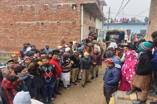 थंडीपासून बचावासाठी झोपताना जाळलं पेट्रोमॅक्स, नंतर कुटुंब उठलंच नाही, घरात घडलं भयानक