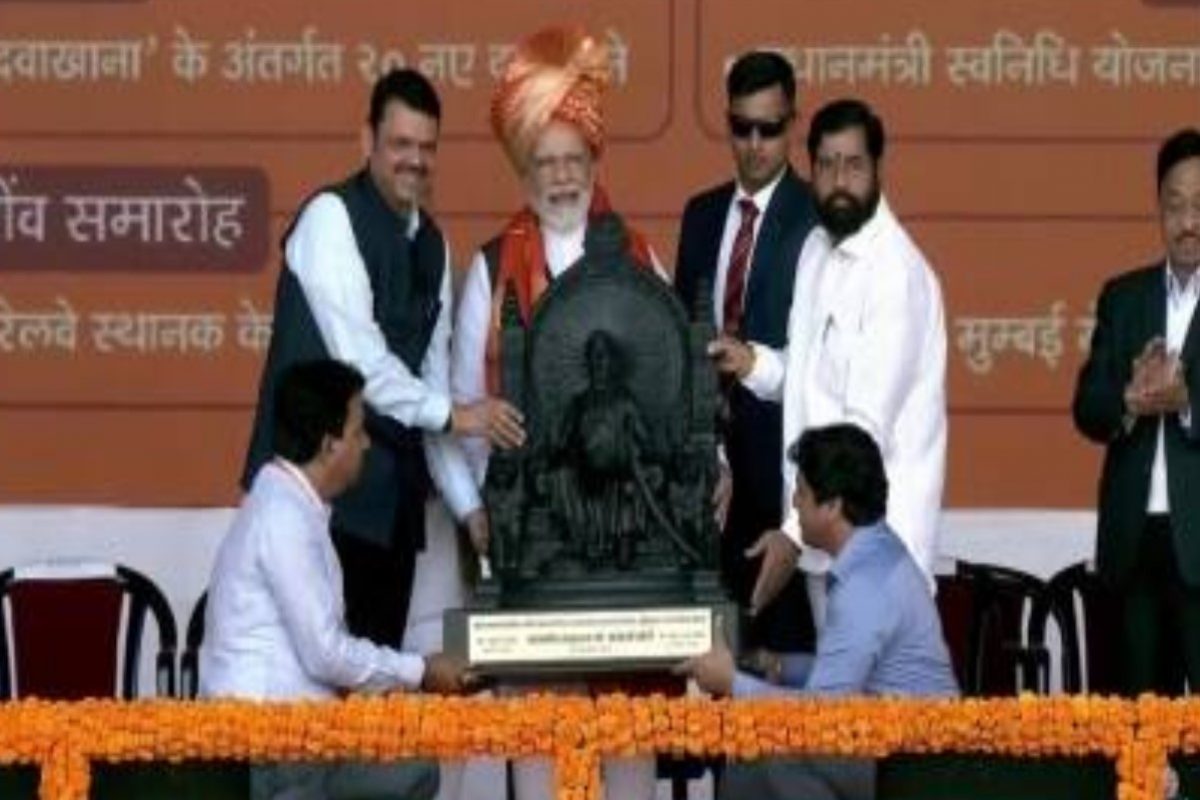 PM Modi In Mumbai : डांबरीकरणाच्या नावाखाली काळं पांढरं करणाऱ्याचं दुकान बंद सीएम शिंदेचा ठाकरेंवर टोला