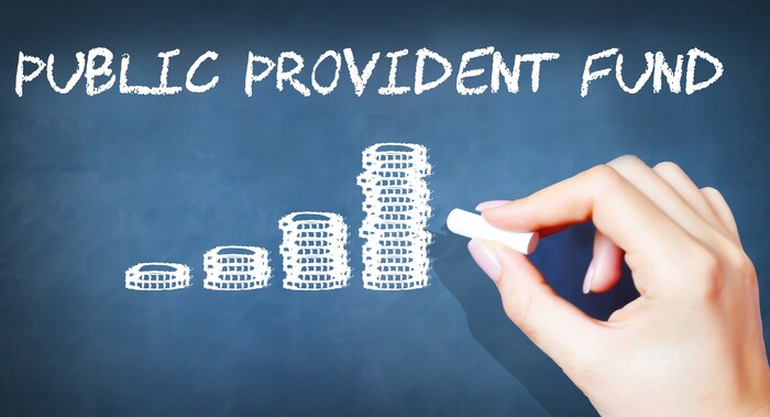 पब्लिक प्रोव्हिडेंट फंड (PPF): पब्लिक प्रोव्हिडेंट फंड अंतर्गत, तुम्हाला 7.1 टक्के वार्षिक व्याज दिले जाते. ही एक टॅक्स फ्री स्किम आहे, कारण या योजनेत इन्कम टॅक्सच्या कलम 80C अंतर्गत 1.5 लाख रुपयांपर्यंतची सूट दिली जाते. दुसरीकडे, वर्षाला जास्तीत जास्त 1.5 लाख रुपयांची गुंतवणूक तुम्ही करु शकता.