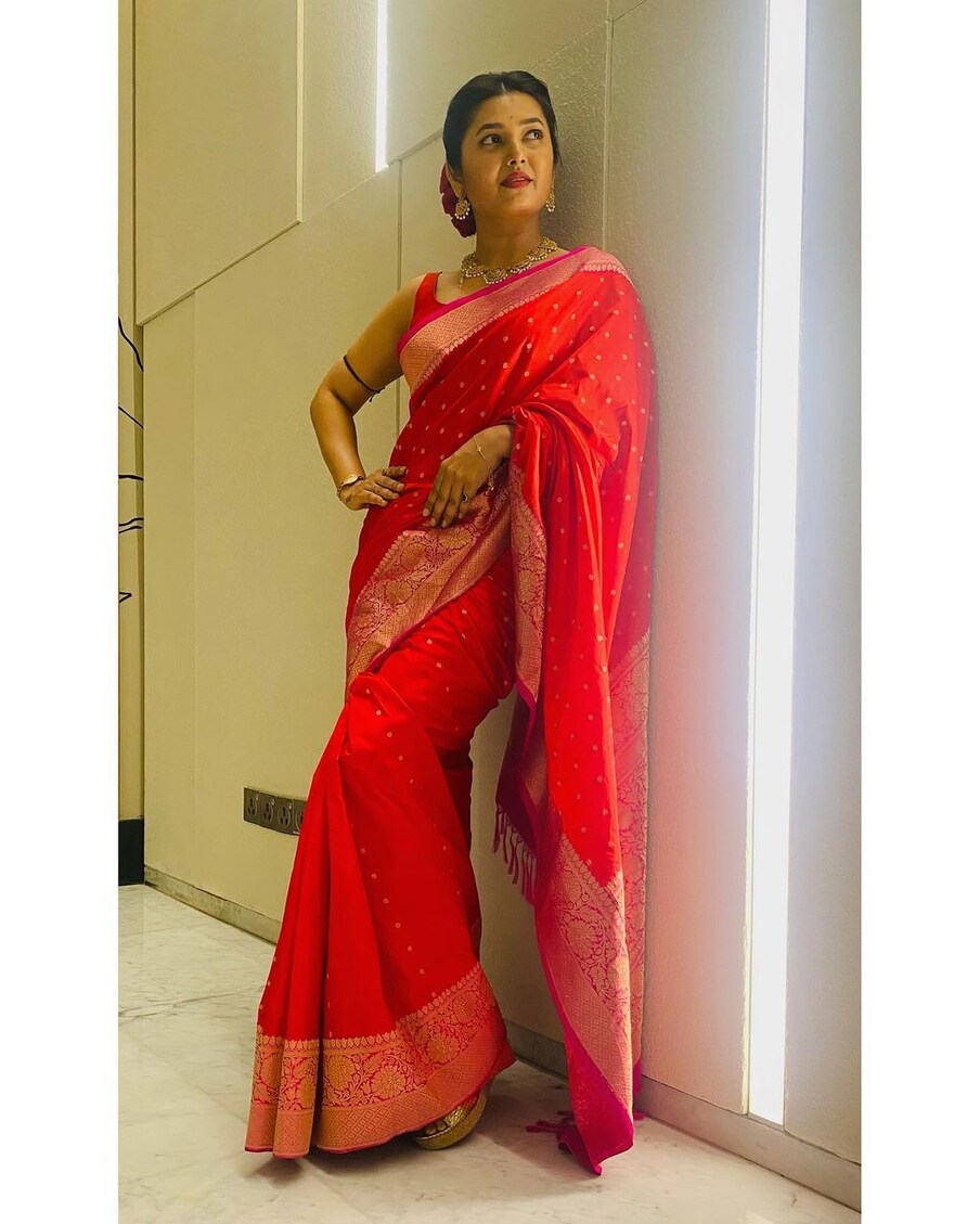 [object Object], डान्स करत असताना डान्स ग्रुपमधील एक मुलगा एका सिनेमासाठी काम करत होता. त्यांना अभिनेत्री आसावरी जोशी यांचा तरुणपणीचा चेहरा हवा होता.