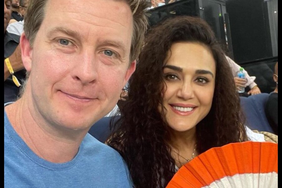 5 Preity Zinta and Gene Goodenough अभिनेत्री ही तिचा नवरा गेनपेक्षा 1 वर्षांनी मोठी आहे.