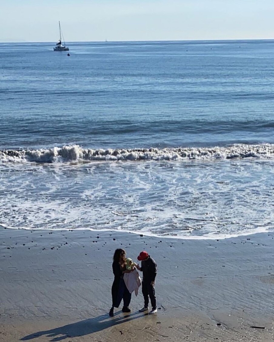 [object Object], नुकतीच प्रियांका कॅलिफोर्नियाच्या समुद्रावर नवरा आणि लेकीबरोबर मज्जा करताना दिसली.