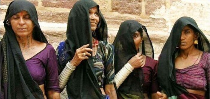 मृत्यूवेळी रडण्याचा व्यवसाय हे खरंतर असे लोक आहेत ज्यांना अंत्यसंस्कारात रडण्यासाठी पैसे दिले जातात. रुदाली म्हणूनही ओळखले जाते आणि ते बहुतेक राजस्थानमध्ये आढळतात. ही एक जुनी पण विचित्र प्रथा आहे जी भारतात शतकानुशतके पाळली जात आहे. ते काळा रंग परिधान करतात, ज्याचा संबंध मृत्यूच्या देव यमाशी आहे. 