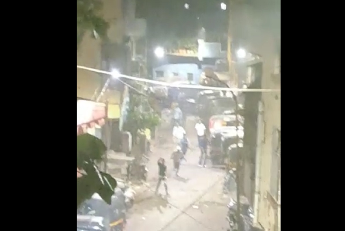 पुण्यात गेल्या काही दिवसांपासून कोयता गँगने उच्छाद मांडला आहे. आता आणखी एका टोळीचा अंगावर काटा आणणारा व्हिडीओ समोर आला आहे