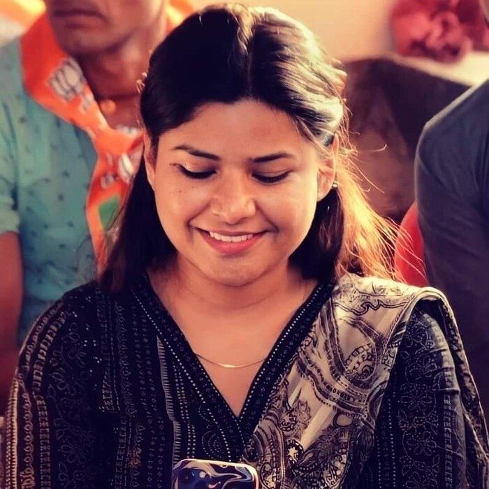 भाजपच्या सर्व प्रमुख नेत्यांसोबत ऋचा हिचे फोटो आहेत. तिने घेतलेली सगळे फोटो सोशल मीडियावर शेअर केले आहेत. यावरून तिची पोहोच खूप मोठी असल्याचे दिसून येते