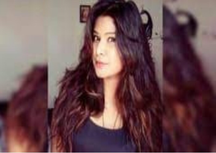 ऋचा राजपूतने असून सपा खासदार आणि पक्षप्रमुख अखिलेश यादव यांच्या पत्नी डिंपल यादव यांच्याविरोधात चुकीची टिप्पणी केली आहे. याप्रकरणी तिच्यावर गुन्हा दाखल करण्यात आला आहे.