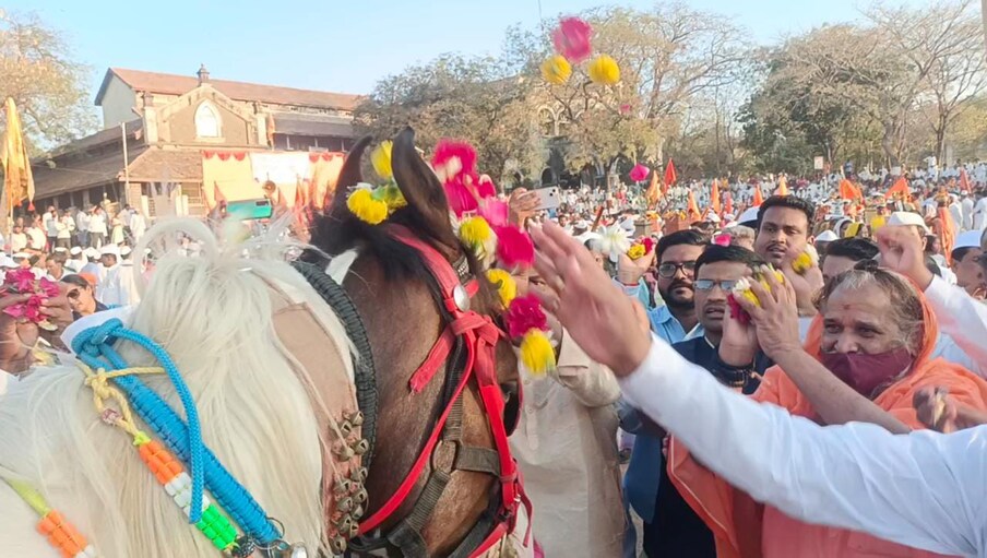 सोलापूर, उस्मानाबाद जिल्ह्यातील हजारो वारकऱ्यांनी माघवारीच्या निमित्ताने पंढरपूरकडे प्रस्थान केले आहे. 