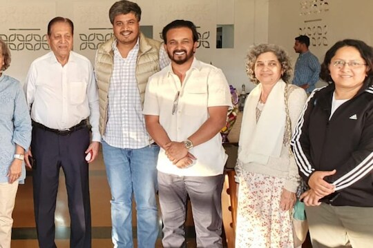 कौटुंबिक कारणासाठी मॅच सोडली, अन् दिसला रोहित पवारांसोबत, केदार जाधव वादात!