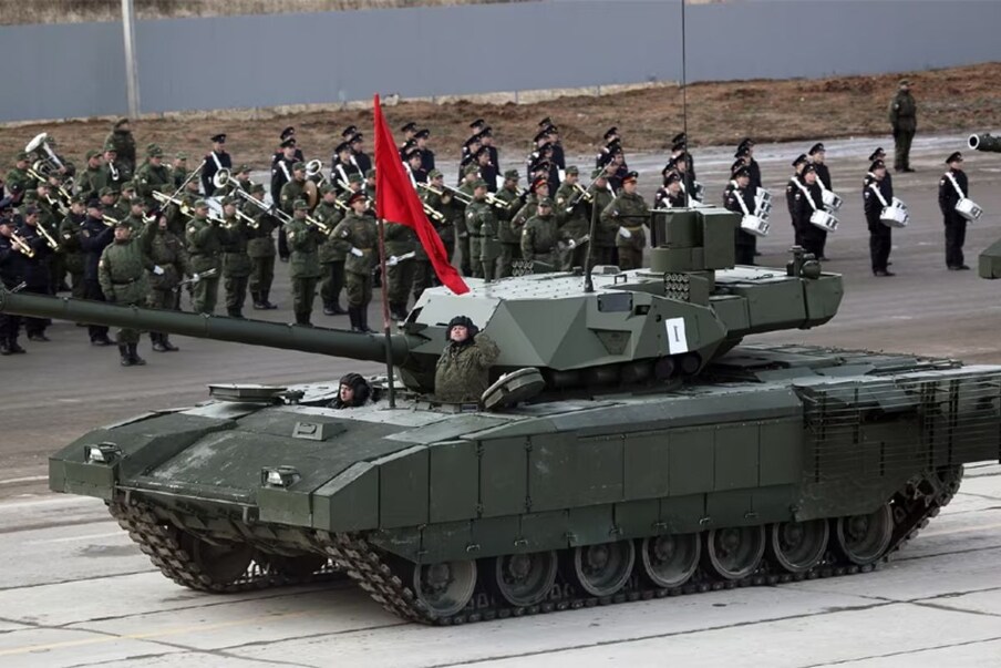 रशियन सैन्याकडे T-14 अर्माटा बॅटल रणगाडा आहे, जो जगातील सर्वात धोकादायक रणगाड्यांपैकी एक आहे. हा रणगाडा रशियन शस्त्रास्त्र कंपनी Uralvagonzavod ने विकसित केला आहे, ज्याची टँकला सुमारे 500 किलोमीटर आहे आणि याला दोन वर्षांपूर्वी रशियन सैन्यात सामील करण्यात आले होते. या टँकला 125 मिमी 2A82-1M स्मूथबोअर गन बसवण्यात आली आहे आणि ती आपोआप शेल लोड करू शकते. टँकमध्ये A-85-3A टर्बोचार्ज्ड डिझेल इंजिन बसवलेले आहे, जे 90km/h सर्वोच्च गती देते. 