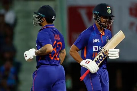  भारतीय क्रिकेटपटूंचे दुखापतीचे ग्रहण अद्याप सुटलेलं नाही. न्यूझीलंडविरुद्ध टी२० मालिकेआधी भारतीय संघाला मोठा धक्का बसला आहे. 