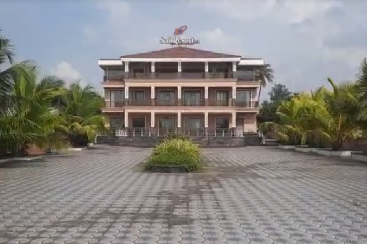 पदावर असताना अनियमितता आरोपाखाली देशपांडे यांचं निलंबन करण्यात आलं आहे.