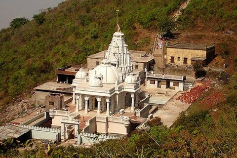 सम्मेद शिखरबाबत राजस्थानमध्ये जैन समाजानं आंदोलन चांगलंच तीव्र केलंय. झारखंड सरकार त्याबाबत काय निर्णय घेणार, याकडे जैन समाजाचं लक्ष लागलं आहे. 