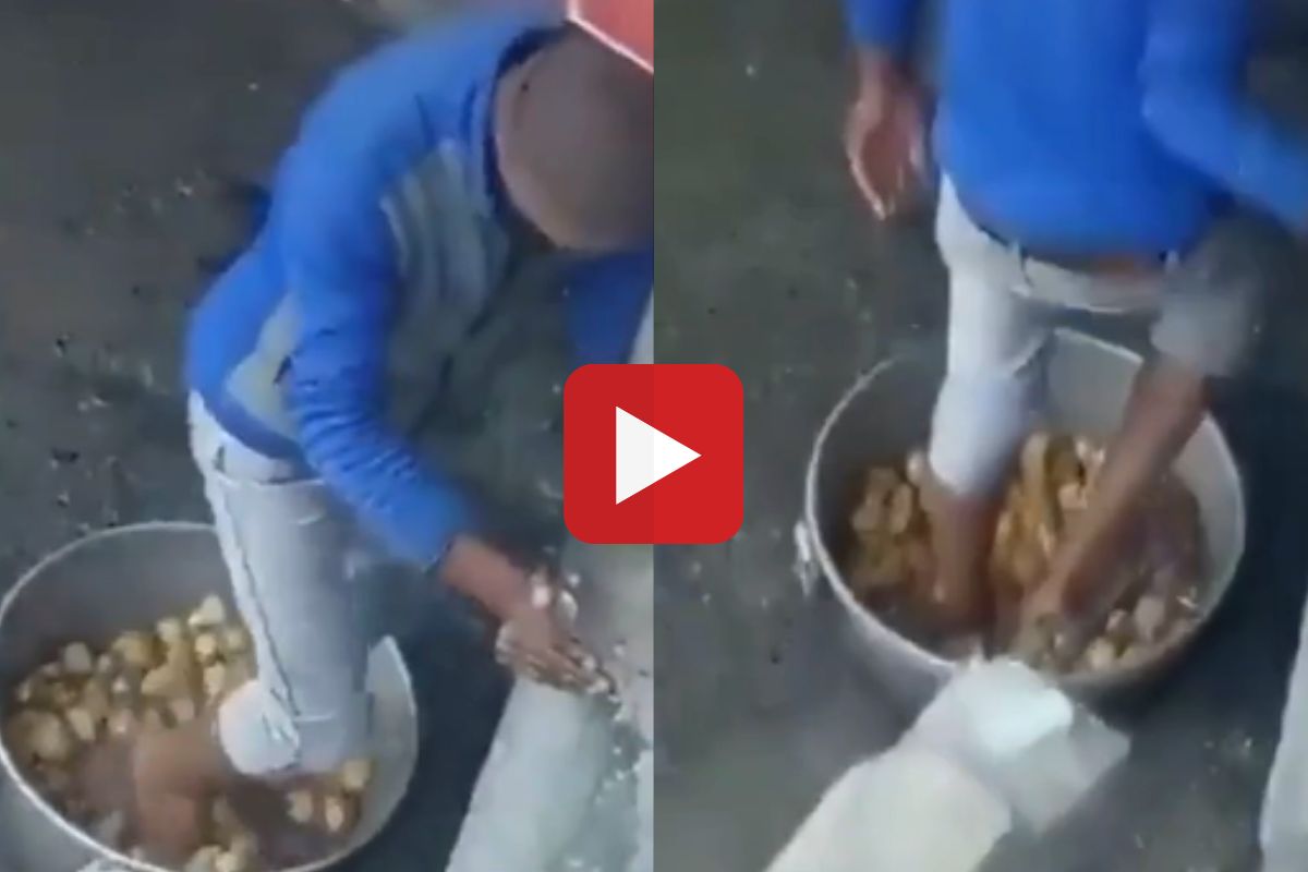 समोसासाठी बटाटा पायाने स्मॅश करताना