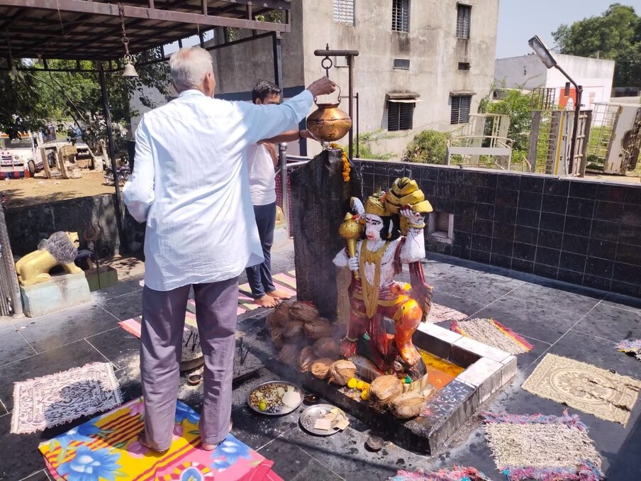 शनिबद्दल लोकांच्या मनात वेगवेगळ्या श्रद्धा आहेत. शनिदेव फक्त अडचणी आणतो असं काहींना वाटतं. पण शास्त्रानुसार, परीक्षेत अडथळा निर्माण करतो पण दुसऱ्या बाजूला आनंदी असल्यास सर्वात परोपकारीही ठरतो.