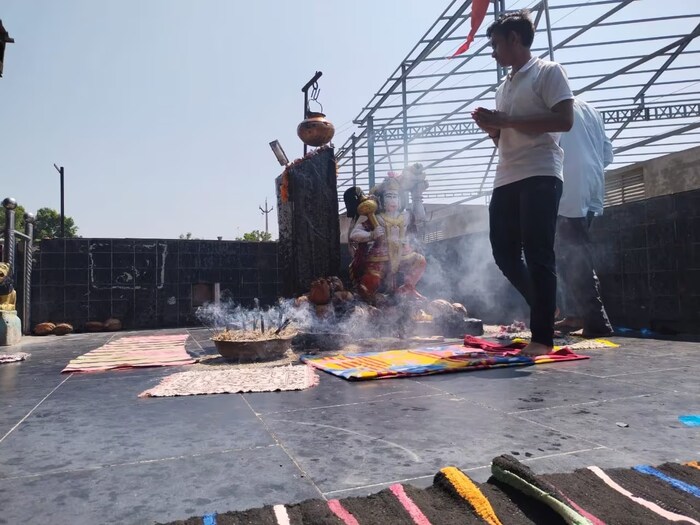  शनिदेवाचं मंदिर असलं तरी या मंदिरात भैरवनाथ आणि हनुमान यांच्याही मूर्ती आहेत. दर शनिवारी या मंदिरात भाविक दर्शनासाठी येतात. शनिदेव आणि हनुमान यांच्या मूर्तीला कुंकू आणि तेल वाहतात. फुले अर्पण केली जातात. 