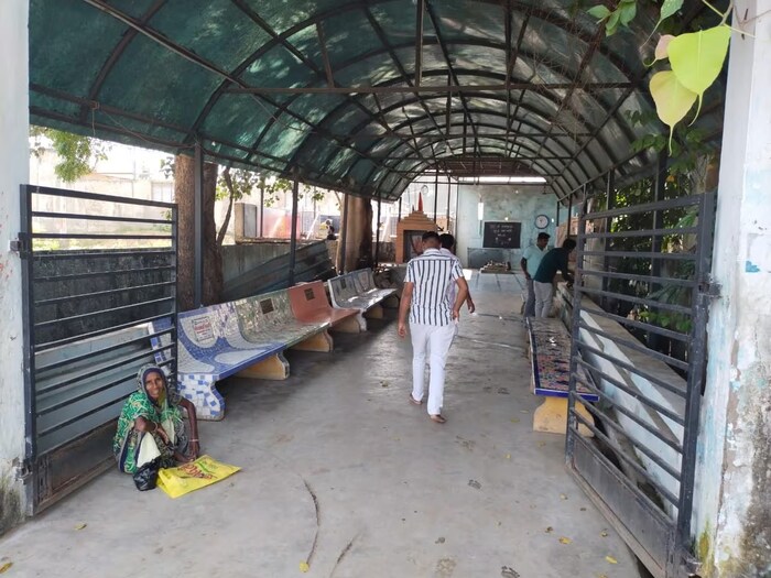ज्योतिषशास्त्रानुसार एखाद्याला साडेसाती असल्याच त्याच्या कर्मकुंडलीवर मोठा प्रभाव पडतो. शनिला सूर्याचा पुत्र आणि मृत्यूदेवता यमाचा भाऊ असंही म्हटलं जातं. श्री शनि महात्म्यात शनिदेवाची स्तुती करताना त्याचा रंग काळा असून त्याचे रूप सुंदर असल्याचं म्हटलंय.