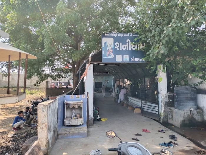 शनिदेवाला तेल अर्पण केल्यास साडेसातीचा त्रास कमी होतो अशी एक समजूत आहे. शनिदेवाचं सर्वात जुने मंदिर शनिशिंगणापूर इथं आहे. लोकमान्यतेनुसार स्वत: शनिदेव तिथे होते असं सांगण्यात येतं. जो कुणी शनि महाराजांची पूजा करतो त्यांना याचं चांगलं फळ मिळतं. 