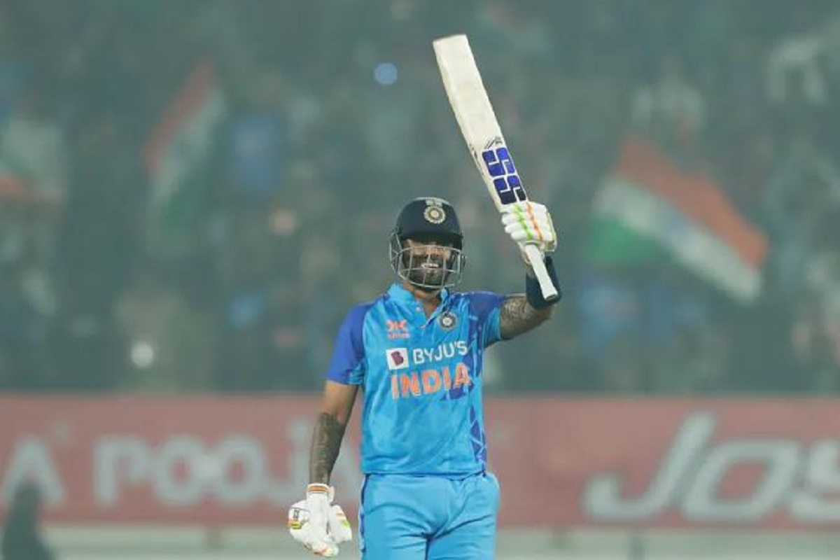 सूर्यकुमारची चौफेर फटकेबाजी, टी20 मध्ये अशी कामगिरी करणारा पहिलाच फलंदाज