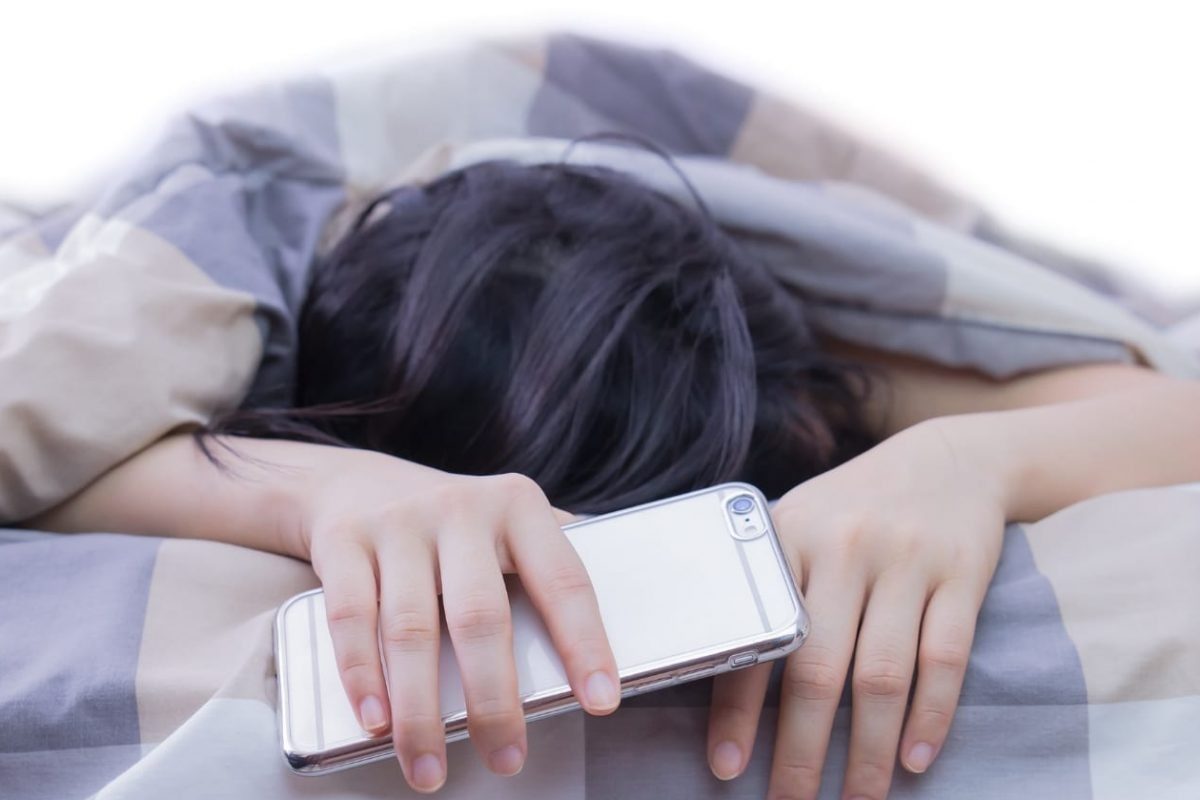 फोन उशीजवळ ठेवून झोपणं चांगलं की वाईट? जाणून घ्या