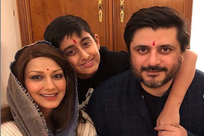 सोनाली बेंद्रेचे नाव बॉलिवूडच्या अभिनेत्यांसह मनसे अध्यक्ष राज ठाकरे यांच्याशी देखील जोडले गेले होते. परंतु सोनालीला  दिग्दर्शक गोल्डी बहलच्या रूपात तिच्या आयुष्यभरचा जोडीदार मिळाला. 