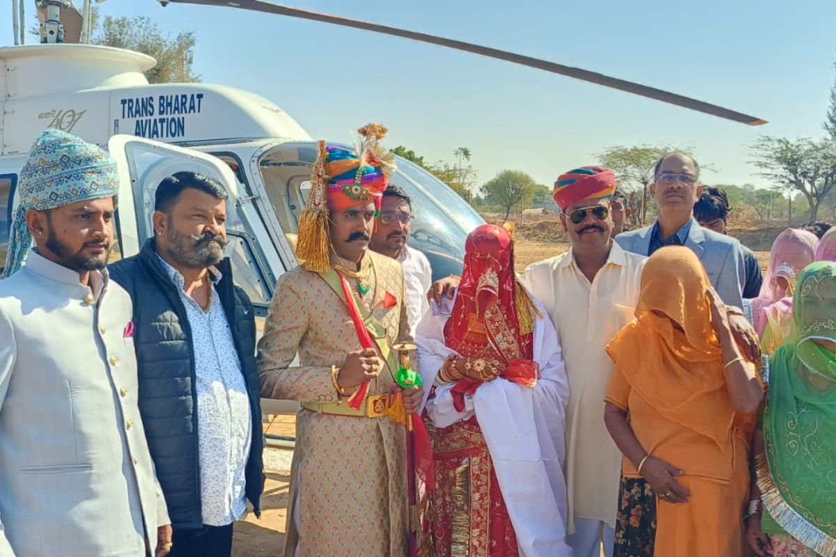 रियांबडी तहसीलच्या बनवाडा गावात गेल्या काही दिवसांपासून झालेल्या या लग्नाची सध्या परिसरात चर्चा आहे. गेल्या शुक्रवारी गावात समाजसेवक घनश्याम सिंह यांच्या भाचीचे लग्न होते. लग्नात नवरदेव हेलिकॉप्टरने आला आणि वधूला घेऊन गेला. 