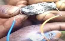 दगडाच्या घर्षणातून होतेय वीजनिर्मिती, नागरिकांनी केला दावा; VIDEO VIRAL