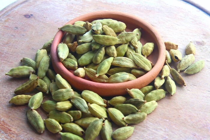 वेलची : वेलचीची चव अनेक लोकांना खूप आवडते. वेलची थोडी गोडही असते. वेलचीमध्ये अँटिऑक्सिडंट, अँटी-इंफ्लेमेटरी आणि हायपोलिपिडेमिक गुणधर्म असतात, जे रक्तातील साखर नियंत्रित करण्यास मदत करतात.