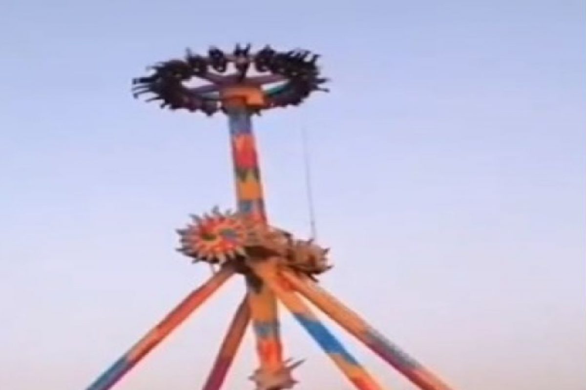 हवेत लटकले लोक.