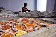 घरी फटाके बनवायचे; रात्री अचानक झाला स्फोट,एकाच कुटुंबातील चौघांचा मृत्यू घरी फटाके बनवायचे; रात्री अचानक झाला स्फोट,एकाच कुटुंबातील चौघांचा मृत्यू