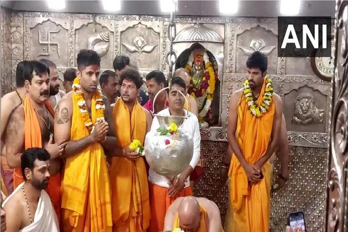  मंगळवारी न्यूझीलंड विरुद्धच्या सामन्यासाठी भारतीय संघ मध्यप्रदेशातील उज्जैन येथे दाखल झाला आहे. यावेळी भारतीय क्रिकेट संघातील काही सदस्यांनी सोमवारी सकाळी उज्जैनच्या प्रसिद्ध महाकालेश्वर मंदिरात जाऊन प्रार्थना आणि पूजा केली. सूर्यकुमार यादव, कुलदीप यादव आणि वॉशिंग्टन सुंदर हे खेळाडू सोमवारी सकाळी भारतीय क्रिकेट संघाच्या कर्मचाऱ्यांसह महाकाल मंदिरात पोहोचले.