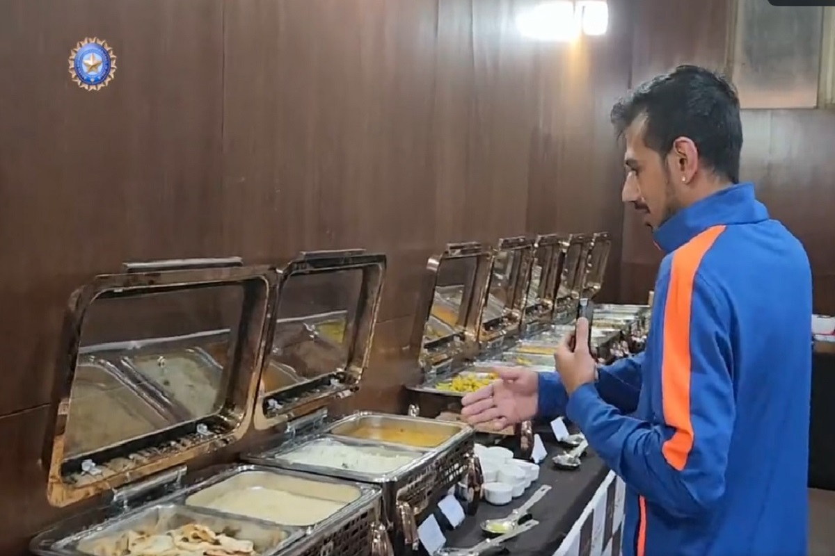 चायनीज, पनीर अन् बरंच काही... टीम इंडियाच्या ड्रेसिंग रूममध्ये खायला काय असतं? चहलने दाखवला Video