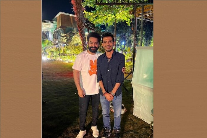 अनेक ट्विटर यूजर्सनी भारतीय खेळाडूंसोबत RRR स्टारचे फोटो पोस्ट केले. येथे तुम्ही तेलुगु स्टारचा  यजुवेंद्र चहलसोबत पाहू शकता. चहलने फोटो शेअर करत कॅप्शनमध्ये लिहिले की, 'लोकांच्या नायक @jrntr ला भेटून खरंच खूप आनंद झाला. तो एक चांगला गृहस्थ आहे आणि गोल्डन ग्लोब जिंकल्याबद्दल अभिनंदन. सर्वांना तुझा अभिमान आहे.