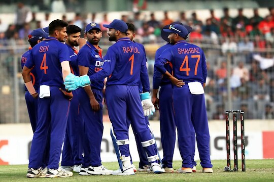 IND VS SL : तिसऱ्या वनडे सामन्यापूर्वी टीम इंडियाला धक्का; प्रशिक्षक राहुल द्रविड ची तब्येत खालावली