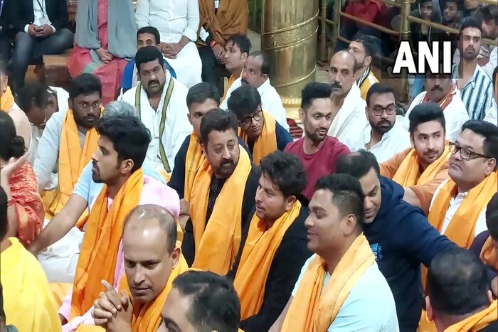  सूर्यकुमार म्हणाला, "आम्ही  यासाठी प्रार्थना केली. त्याचे पुनरागमन आमच्यासाठी खूप महत्त्वाचे आहे. आम्ही न्यूझीलंडविरुद्धची मालिका जिंकली आहे, आता त्यांच्याविरुद्धच्या अंतिम सामन्याची वाट पाहत आहोत" .