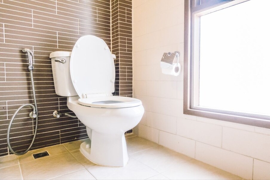 टॉयलेट किंवा बाथरूममध्ये मीठ - जर तुम्हाला वाटत असेल की तुमच्या घरात नकारात्मक उर्जेचा प्रभाव वाढला आहे, तर तुम्ही काचेच्या कपात मीठ भरून ते तुमच्या घराच्या टॉयलेट-बाथरूममध्ये ठेवू शकता. असे केल्याने घरातील नकारात्मक ऊर्जा नष्ट होते.
