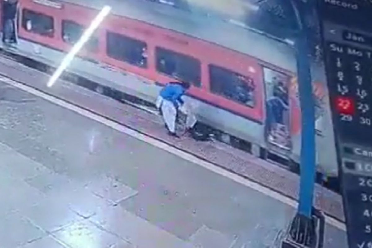 महिला पोलिसाने वाचवला रेल्वे प्रवाशाचा जीव.