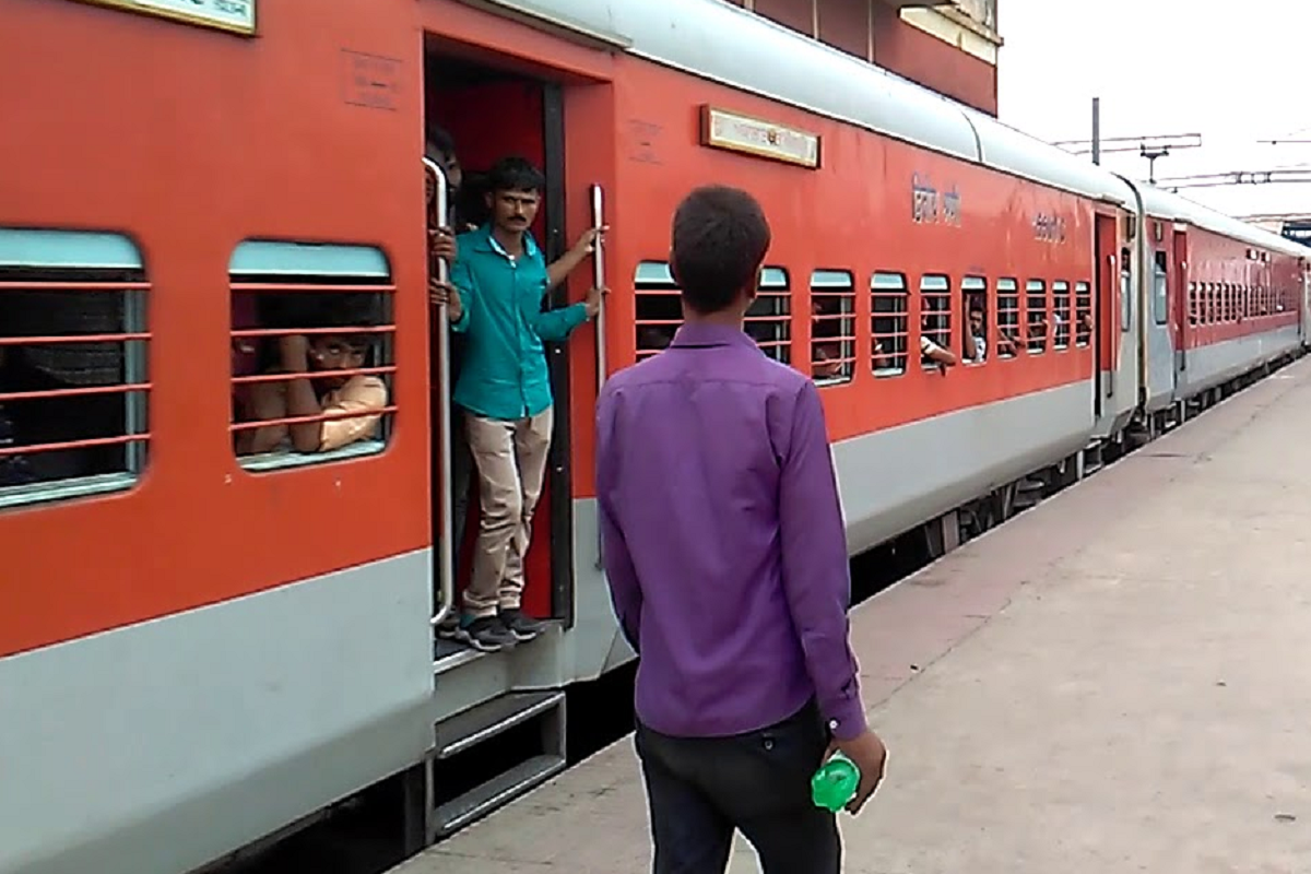 प्रत्येकाला वाचता येतच असं नाही त्यामुळे अशिक्षित लोकांसमोर वाचायचं कसं हा प्रश्नही आहे. त्यामुळे ही अडचण कशी सुटणार हा प्रश्न आहे. 