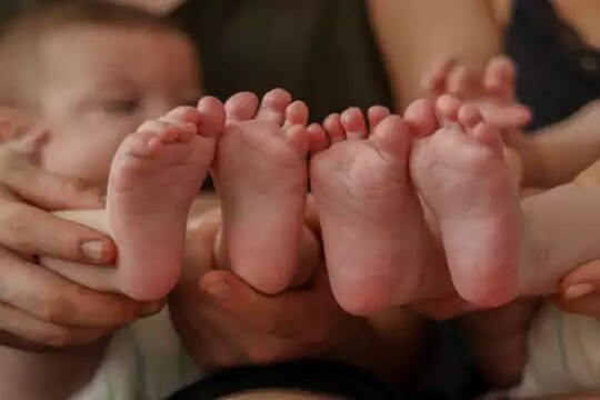 आई एक पण वडील मात्र दोन; जुळ्या मुलींची अजब कहाणी